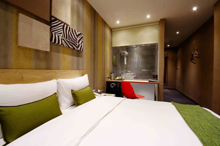 Room 8 of 32