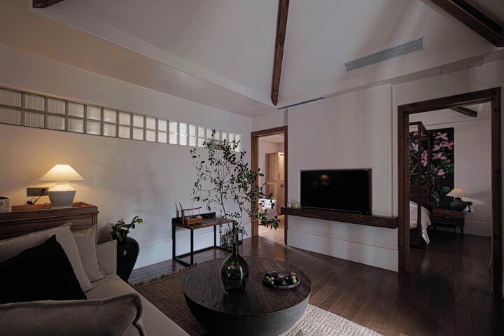 Room 32 of 67