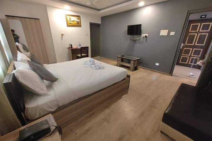 Room 2 of 10