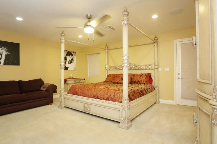 Room 6 of 14