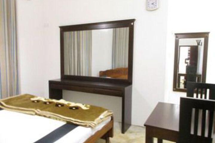 Room 5 of 12