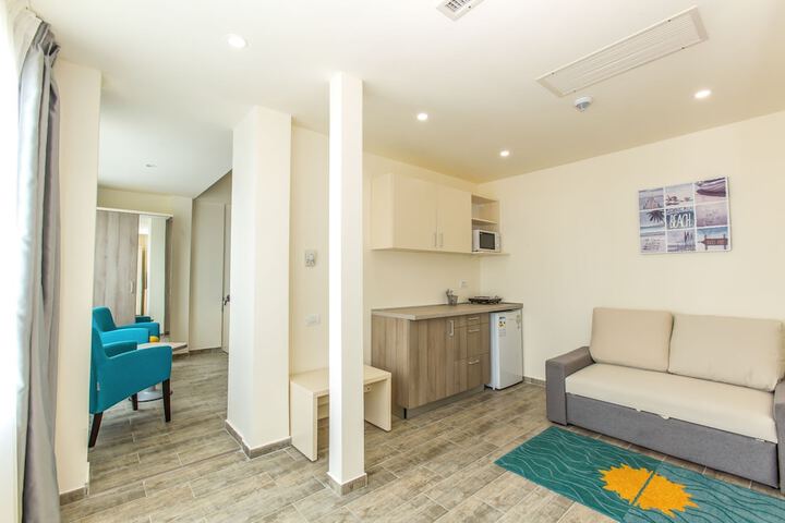 Room 4 of 33