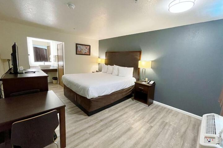 1 King Accessible Comm Assist Bathtub Table Chairs Microwave, Refrigerator, Continental Breakfast (7 of 21)