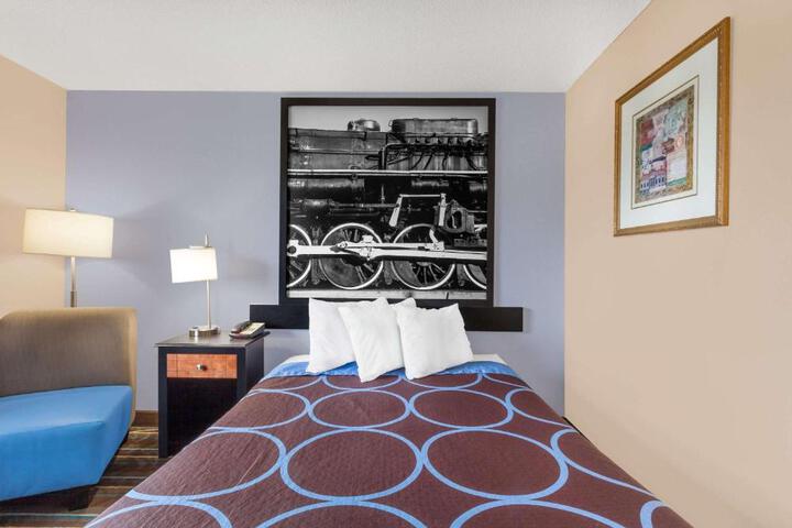 1 Queen Bed Accessible Room (9 of 17)