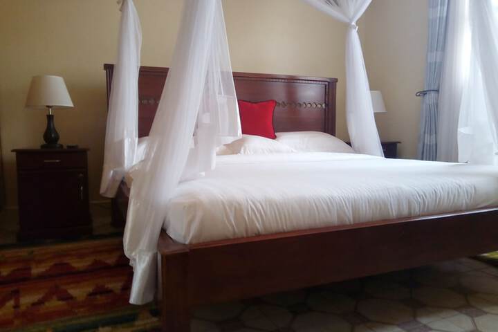 Room 4 of 8