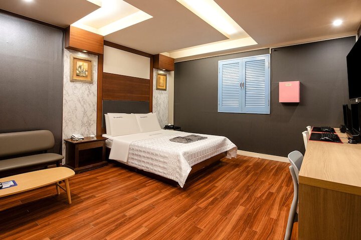 Room 11 of 21