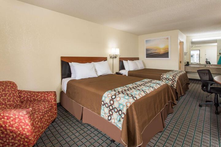 1 Queen Bed Deluxe Mobility Accessible (8 of 14)
