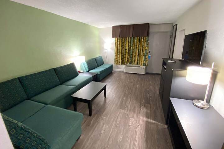 1 King Bed Work Desk Work Space Table and Chairs Microwave and Refrigerator, Coffee and Tea Maker Full Breakfast (8 of 40)