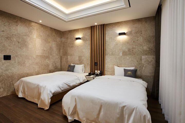 Room 8 of 40