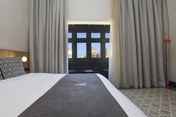 Room 17 of 77