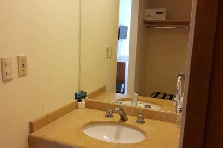 Room 12 of 16