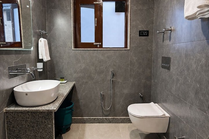 Room 10 of 14