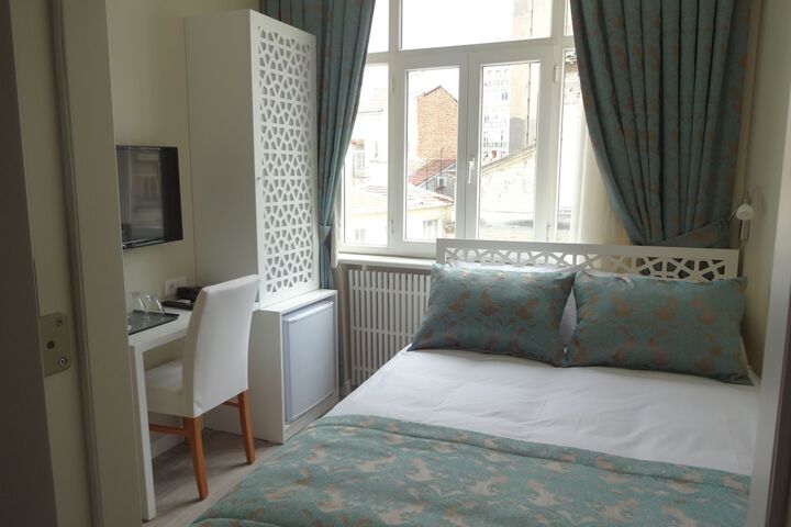 Room 8 of 105