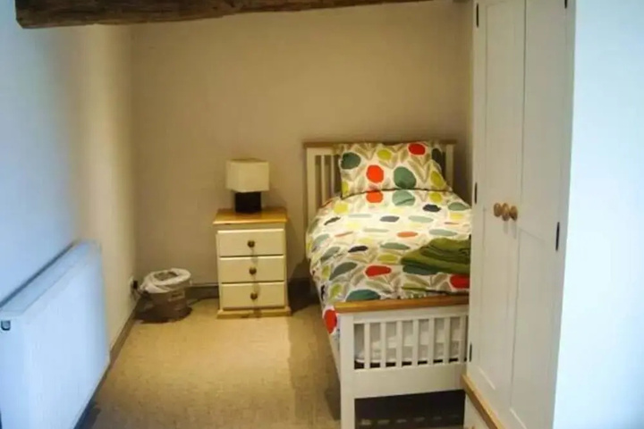 Room 5 of 12