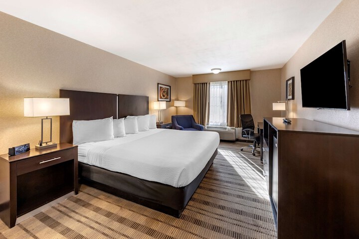 1 King Bed (5 of 14)