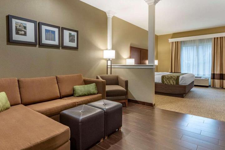 Lounge 47 of 71