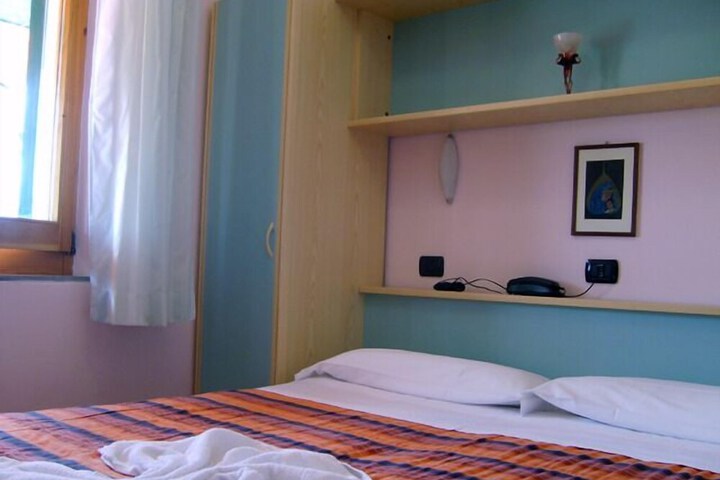 Room 6 of 38