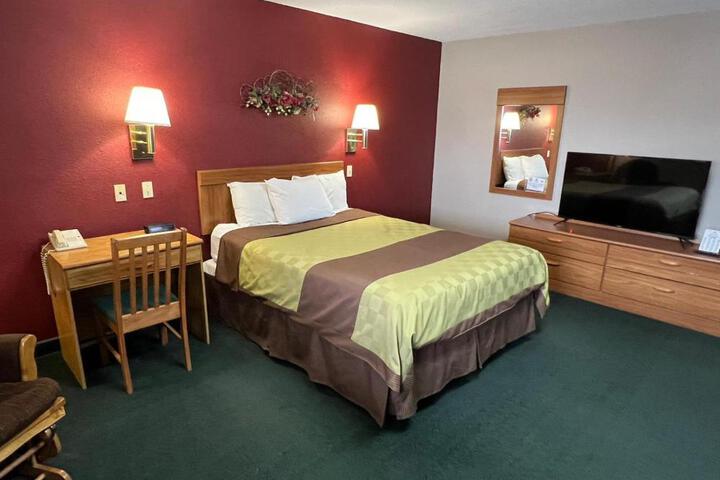 1 Queen Bed (5 of 12)