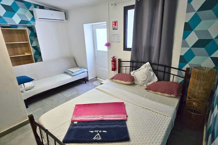 Room 8 of 33