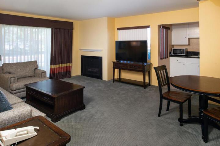 2 Queen Beds (8 of 13)