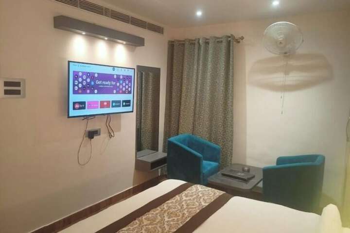 Room 2 of 7