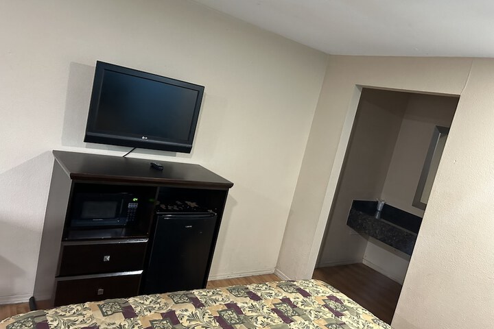 Room 11 of 33