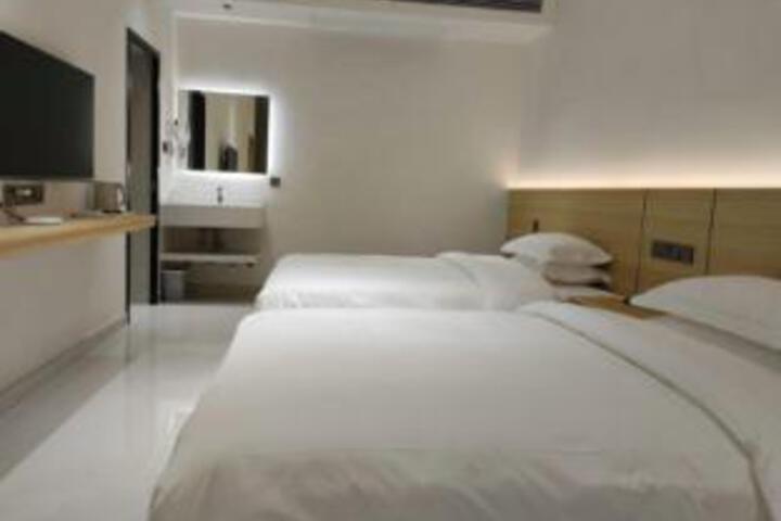 Room 14 of 15