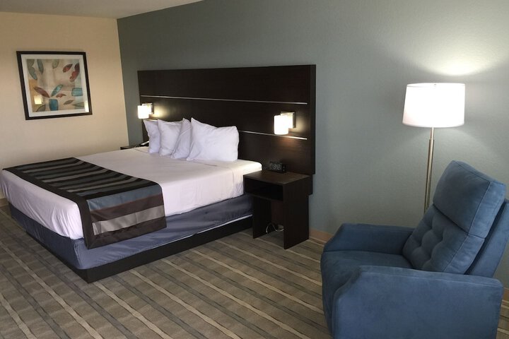 1 King Bed Mobility Hearing Impaired Accessible Room Roll in Shower (18 of 24)
