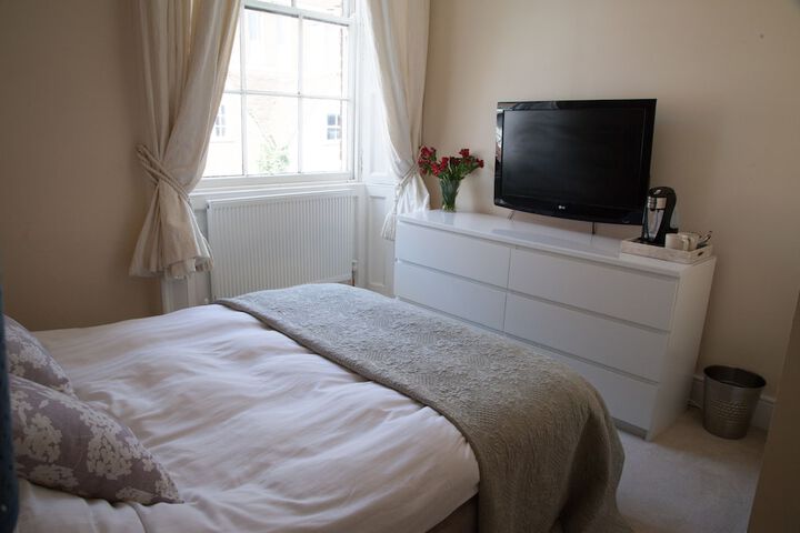 Room 5 of 8