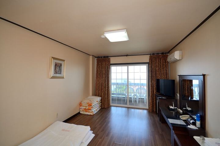 Room 3 of 40