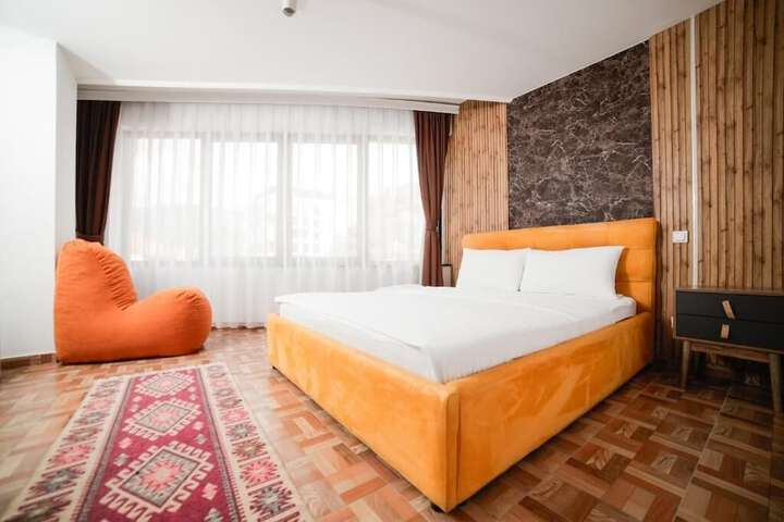 Room 3 of 32