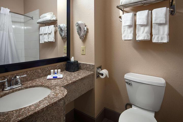 1 King Bed Sofa Bed Wet Bar Work Desk Microwave and Refrigerator WiFi Full Breakfast (5 of 8)