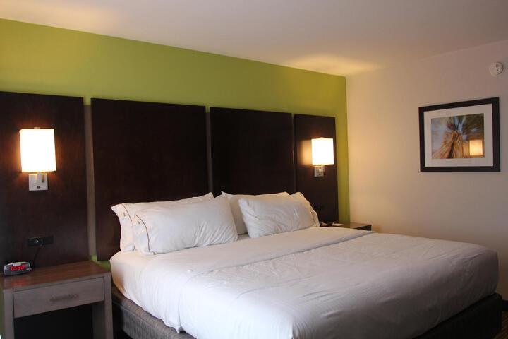 1 King Bed (7 of 16)