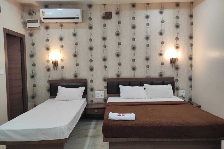 Room 7 of 16