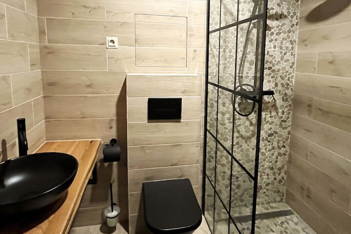 Room 12 of 28