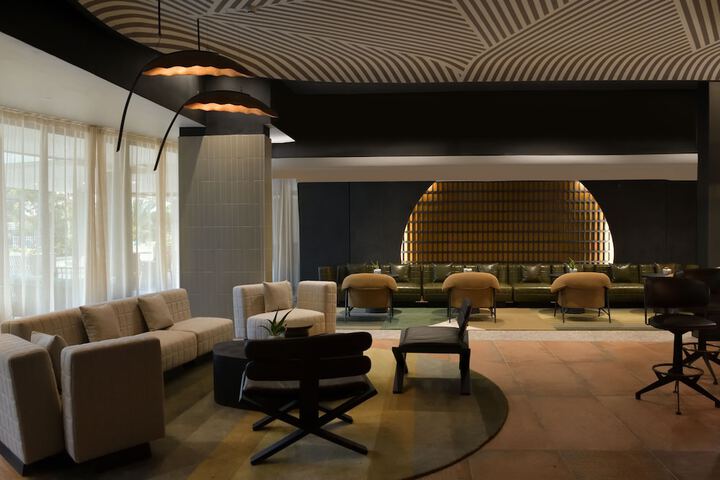 Lounge 47 of 59