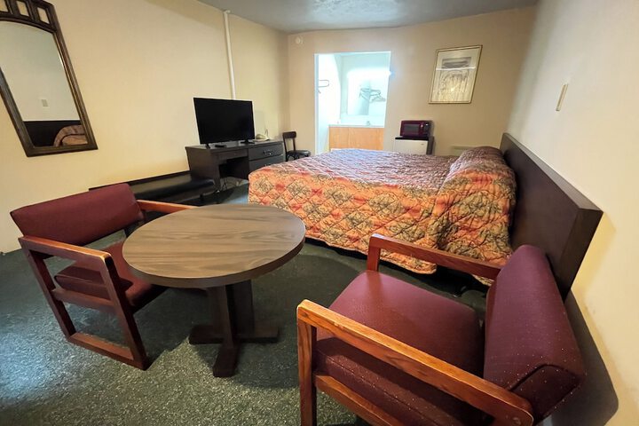 1 King Bed (3 of 7)