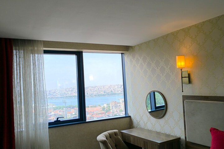 Room 12 of 33