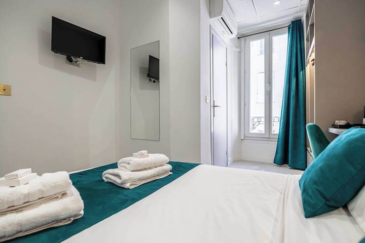 Room 2 of 10