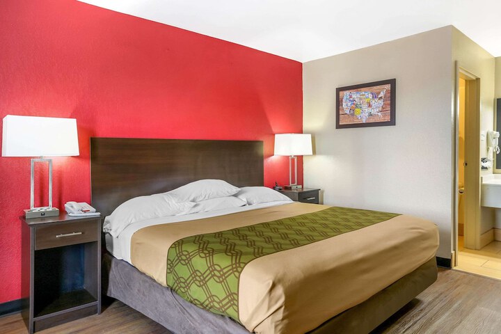 1 Queen Bed (10 of 10)