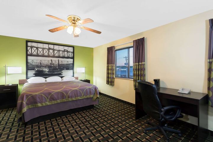 1 King Bed (3 of 10)