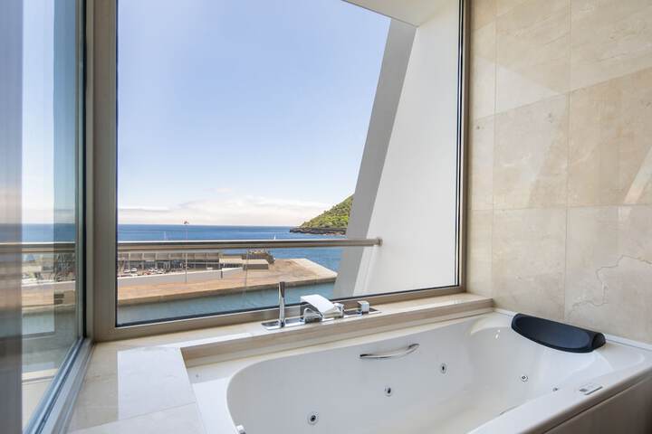 Hot Tub 10 of 17