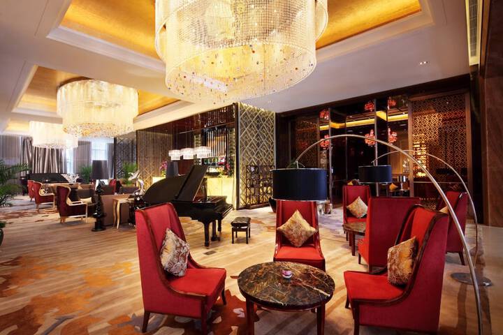 Lounge 36 of 49