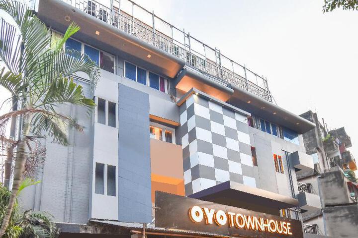 OYO Townhouse 444 Heera Holiday Inn