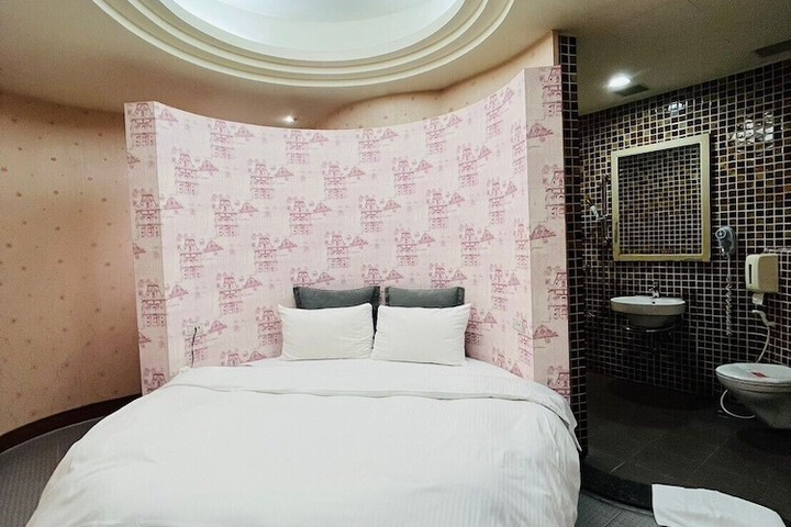 Room 15 of 51