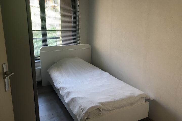 Room 10 of 18