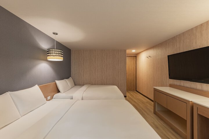 Room 8 of 76
