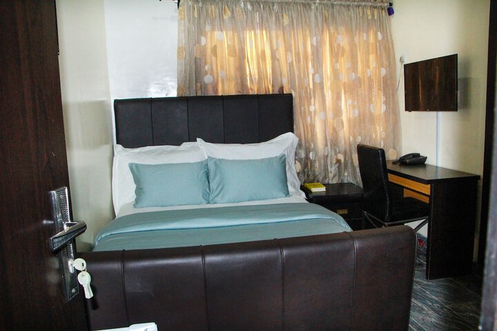 Room 12 of 34