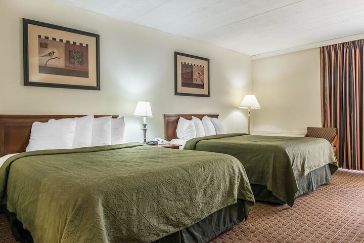 1 Queen Bed (14 of 17)