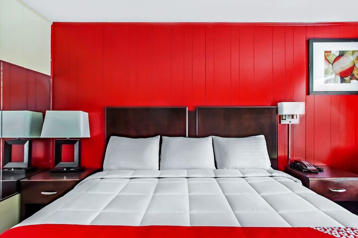 1 King Bed (3 of 7)